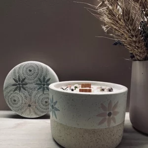 Świeca sojowa w pojemniku ceramicznym z pokrywką